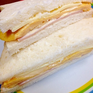 卵とハムとチーズのサンドイッチ